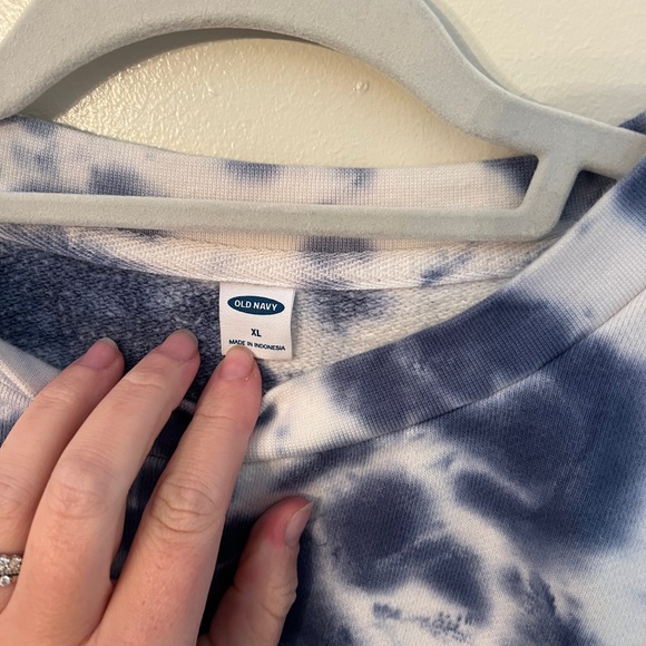 Old Navy Loose Tie-Dye Cropped Crew-Neck Sweatshirt - Picture 3 of 3